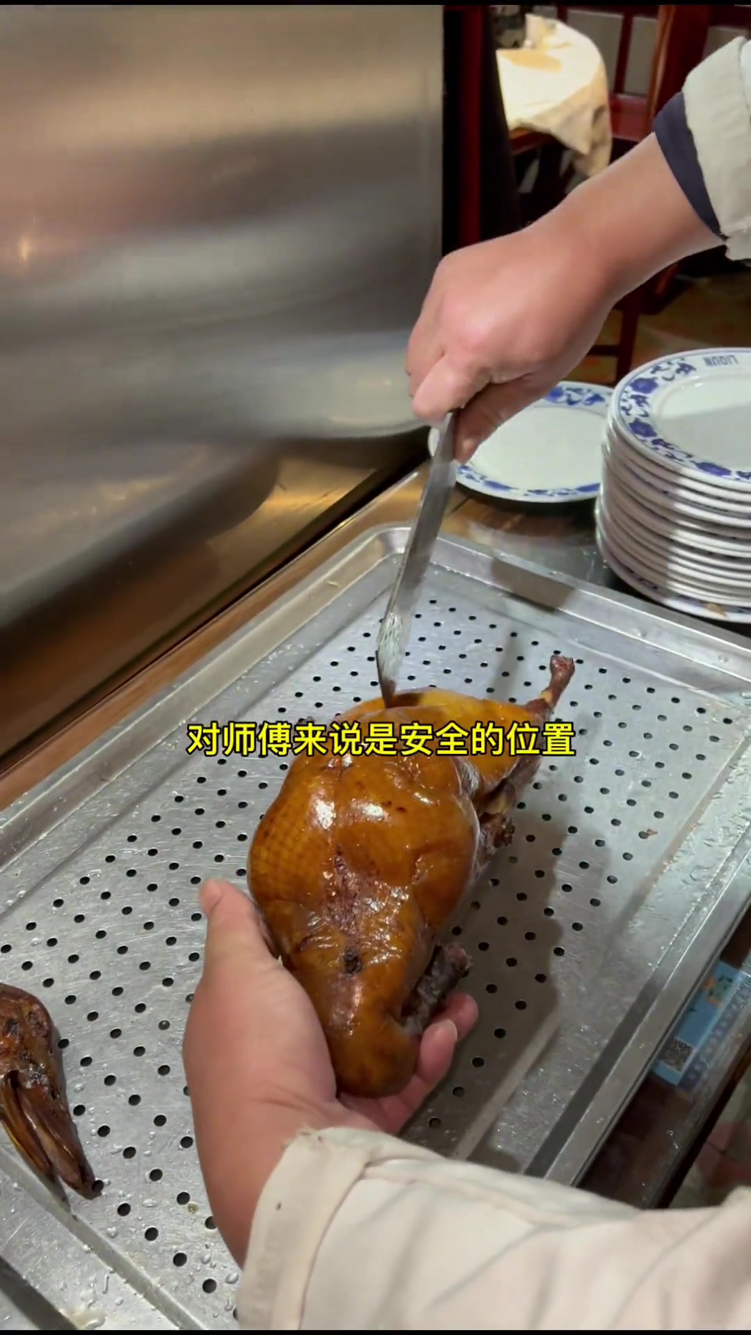 这是一家藏在北京胡同里的烤鸭,纯挂炉老味道