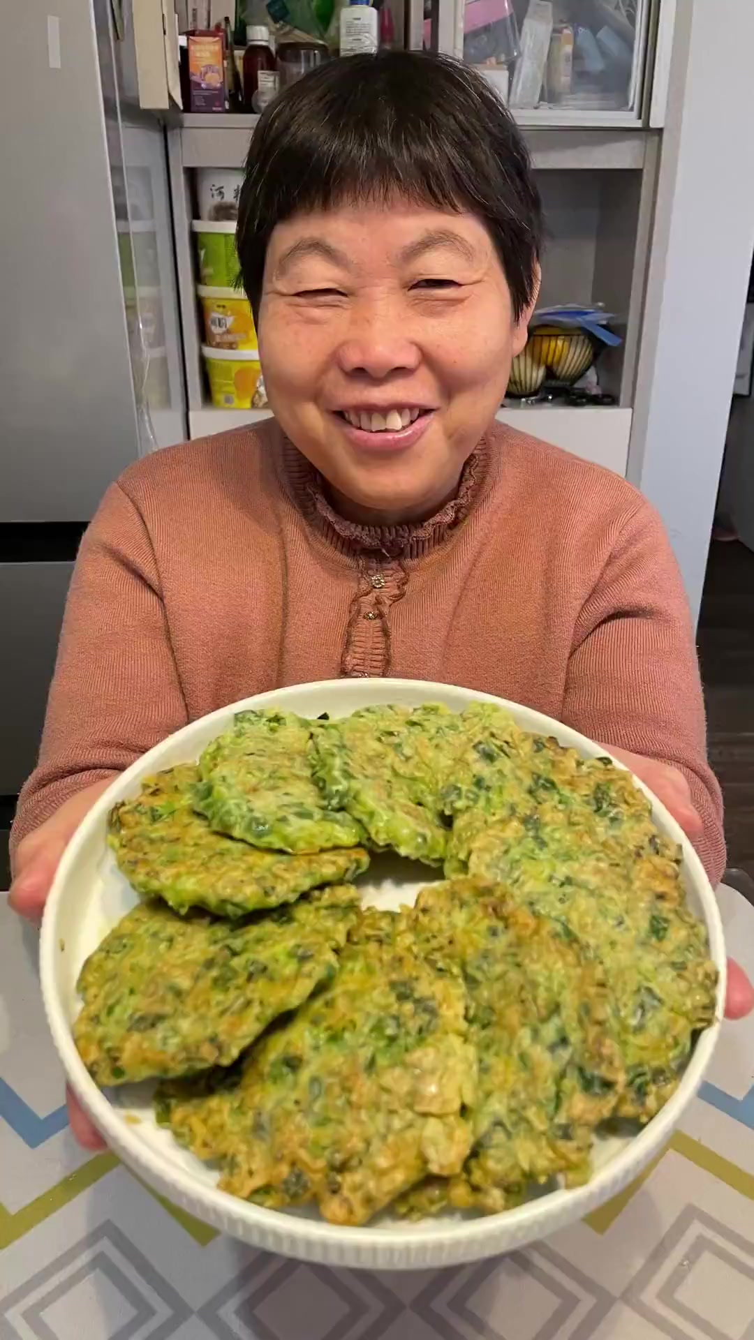 我们家买的电饼铛太值了,可以做各种饼,今天我们吃韭菜饼