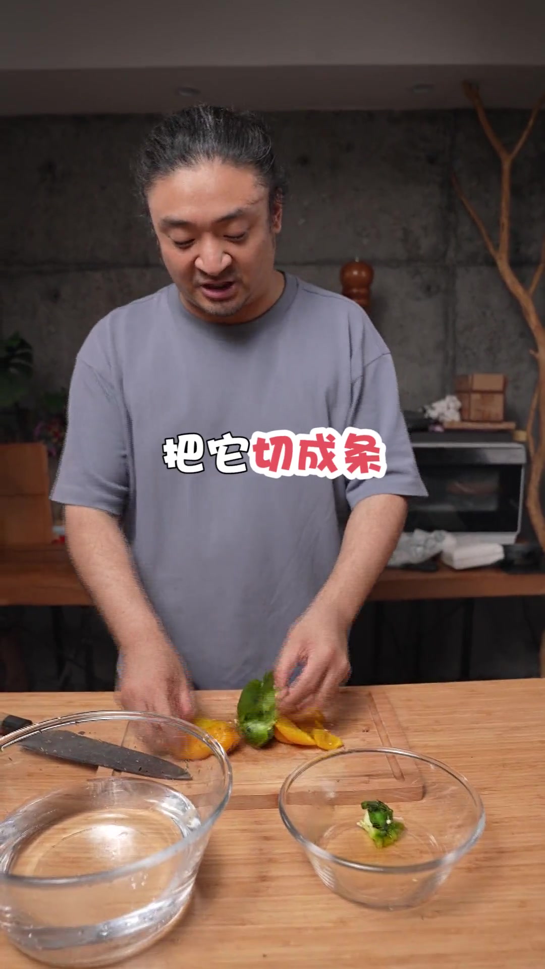 烟熏彩椒三文鱼排堡的教程来了!这样烤彩椒还是蛮好吃的嘛!