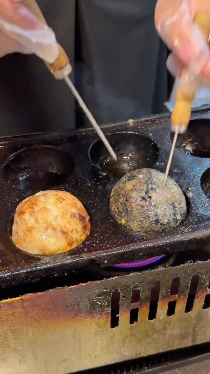 温州夜市偶遇黑色章鱼大丸子!放了一整只章鱼诶!