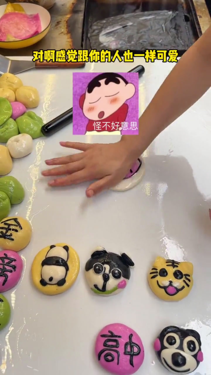 武汉夜市偶遇卡通卤肉卷!这也太可爱了吧!