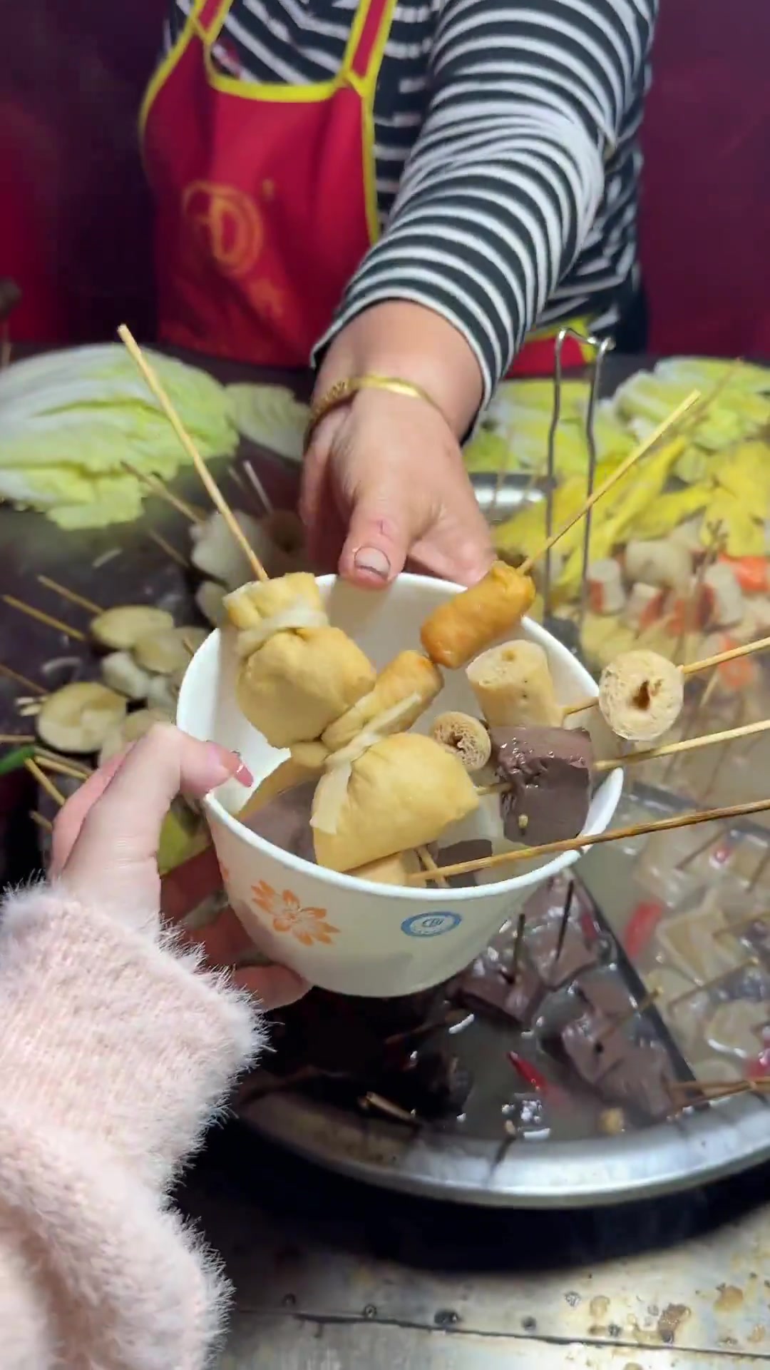 温州街头偶遇深夜关东煮小摊这么冷的天气就爱这一口热的