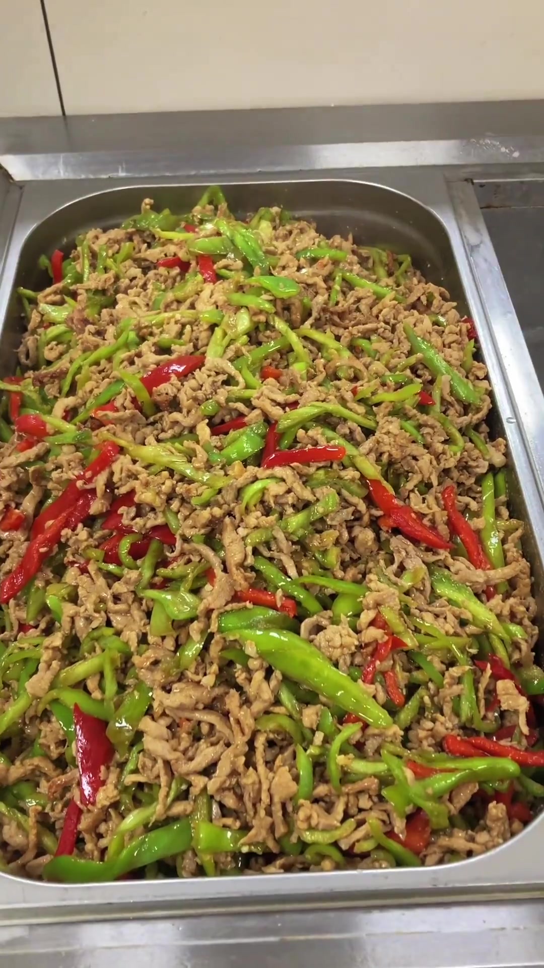 今天给同事们做了青椒肉丝,家常豆腐,清炒油麦菜,海带汤