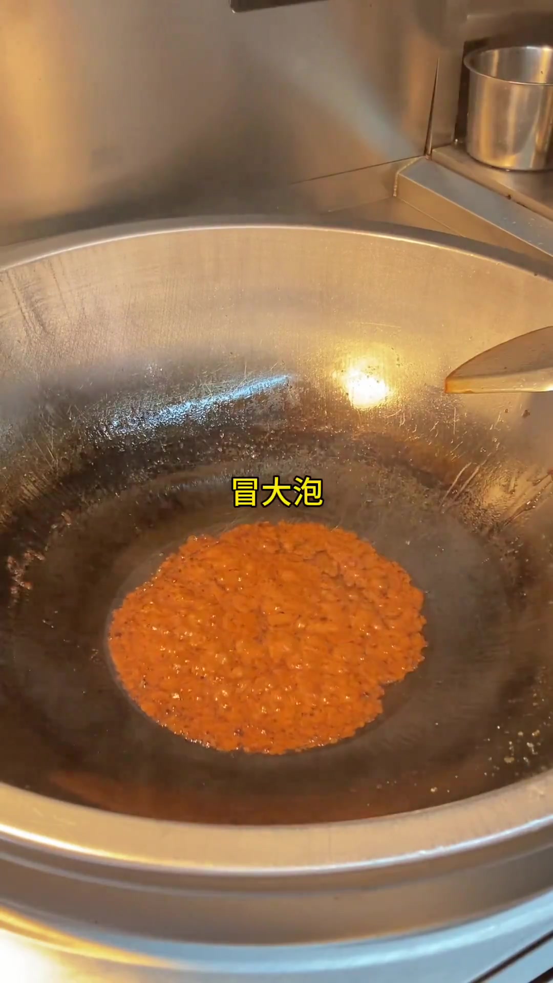 今天吃饭的人少一点,做个红烧肉,芹菜香干炒肉