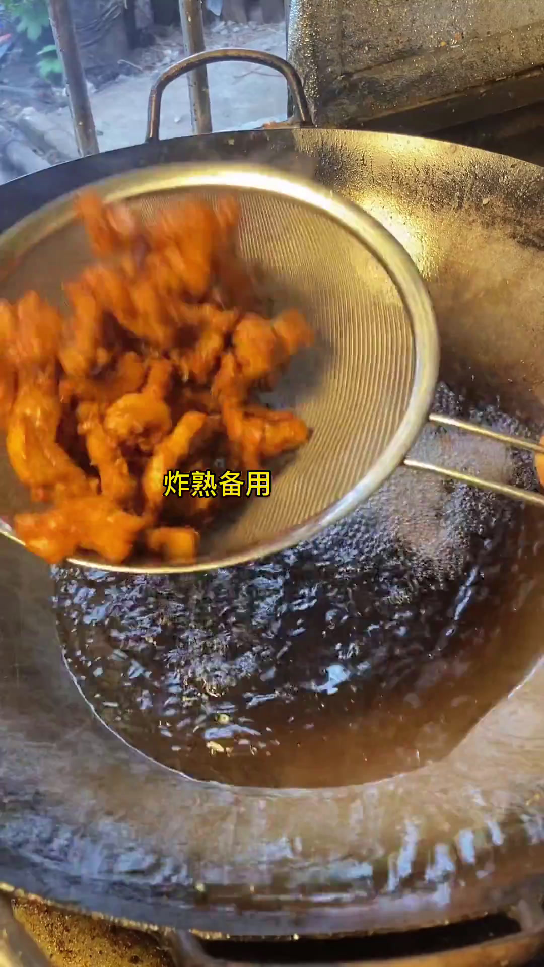 冰箱里剩了一点丸子,炸点小酥肉,配点素菜给师傅们做了麻辣香锅