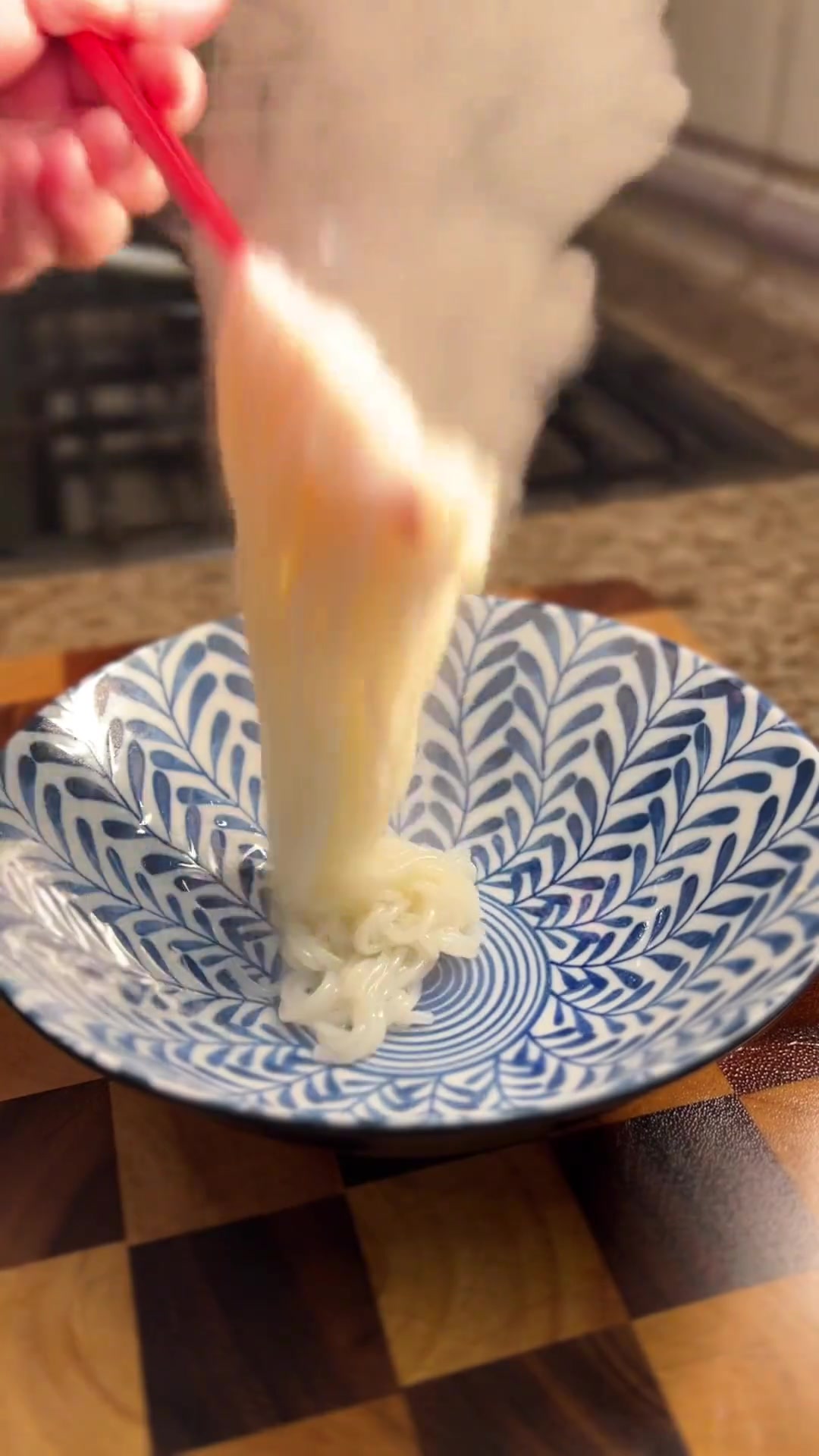 适合春天的虾仁蔬菜蒸蛋,再配上一碗简单的葱油米粉