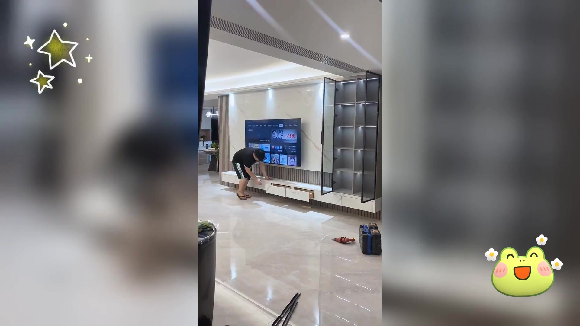 鱼肚白岩板电视墙,实木玻璃柜,简约高级风
