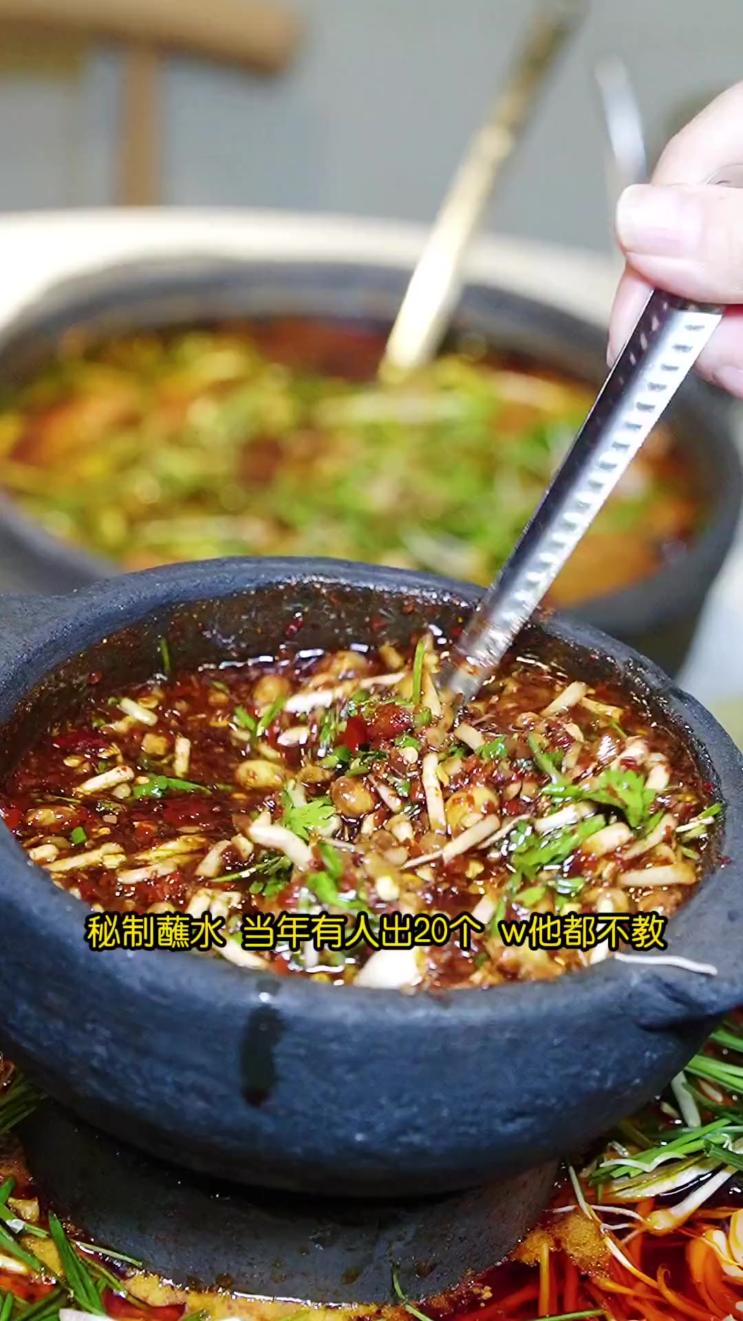 一家从毕节走出来的土烙锅,仅靠一碗秘制的蘸水天天排队!