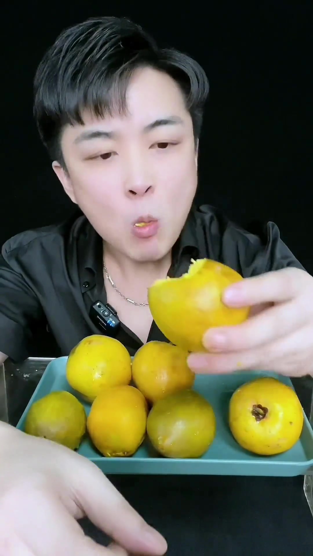 来感受一下云南的野生水果,怎么吃完以后牙齿黄黄