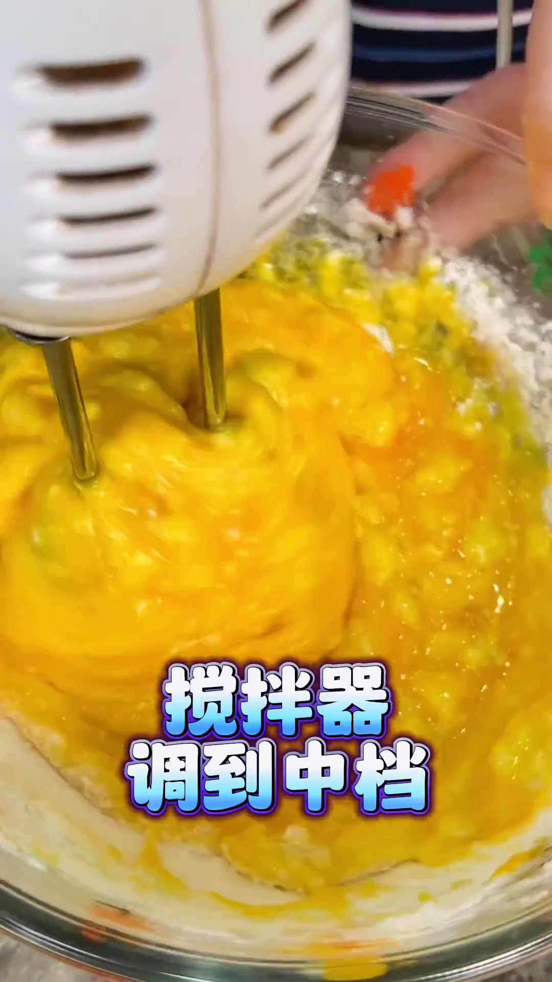 芬姐 只要有电饭煲就能在家做蛋糕 一包蛋糕粉几个鸡蛋就OK