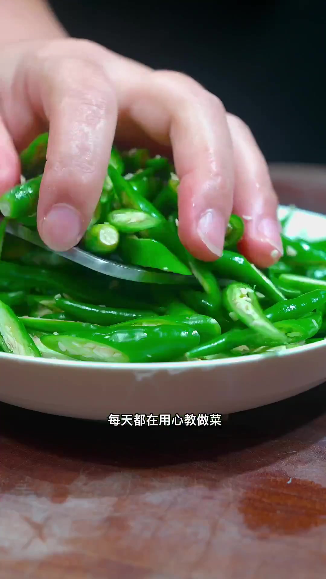 花椒鸡像我这样做,麻辣青香,吃完嘴皮会跳舞,简直让你又爱又恨