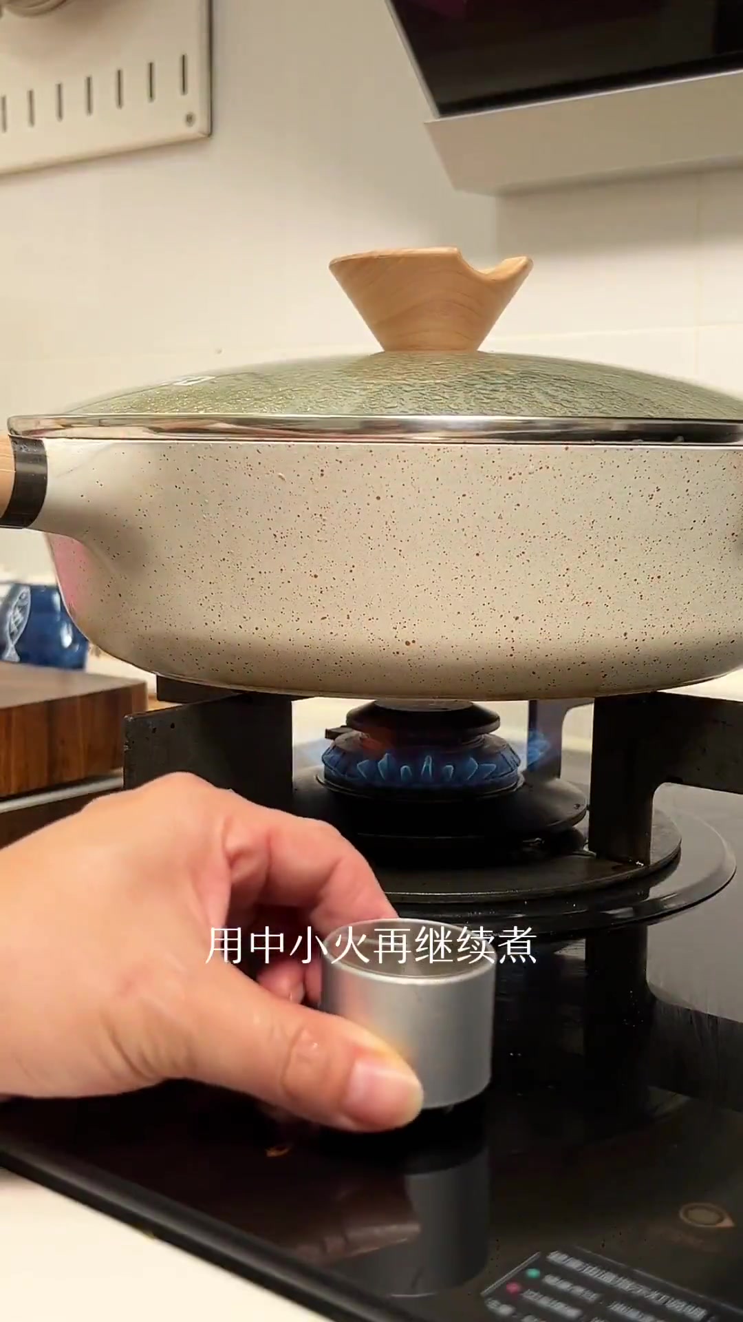 今天这道盐煮脆皮五花肉,只要一口锅一勺盐