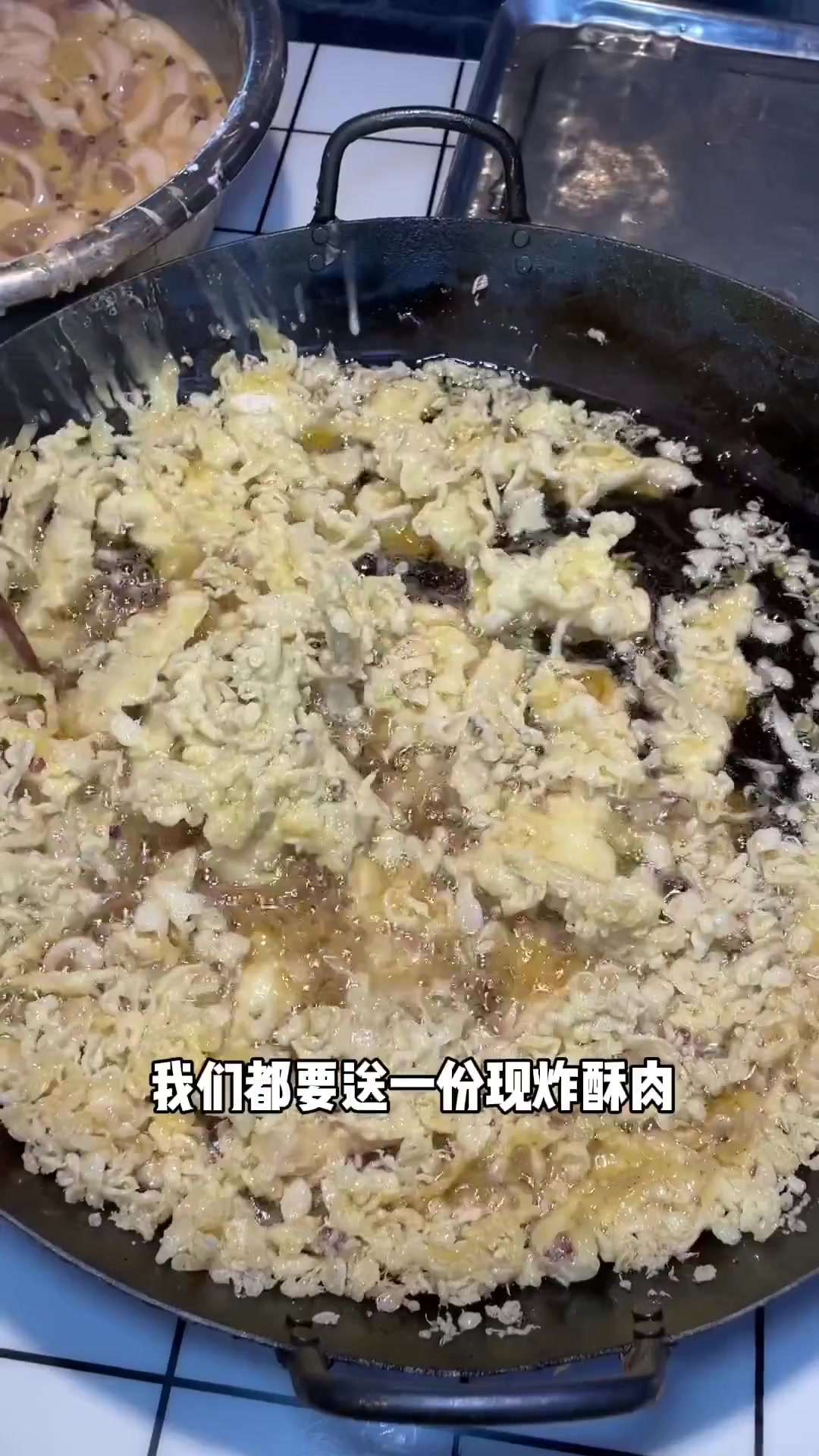 一生勤俭节约的棒棒开的火锅店,但每桌客人都要拼一份酥肉