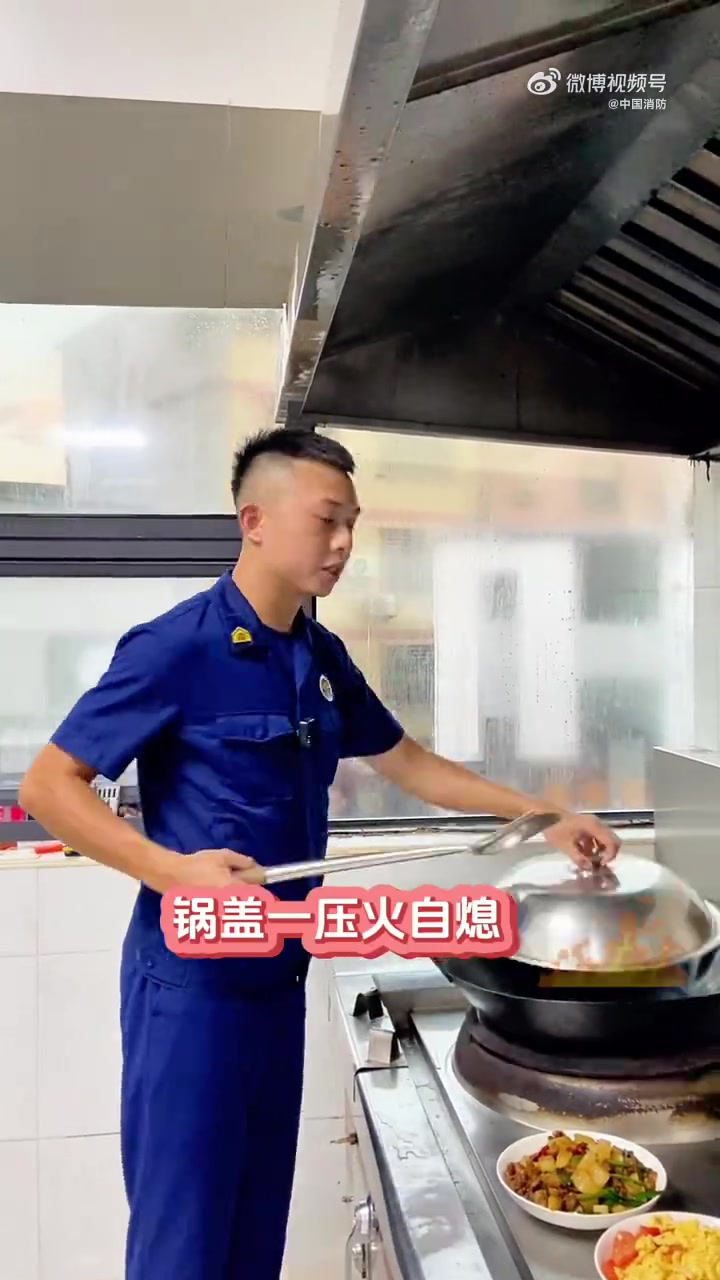 开饭了吗?今天 蓝朋友教大家做一道大朋友小朋友都爱吃的菌菇小炒!青椒、火腿片、蒜末,开大火
