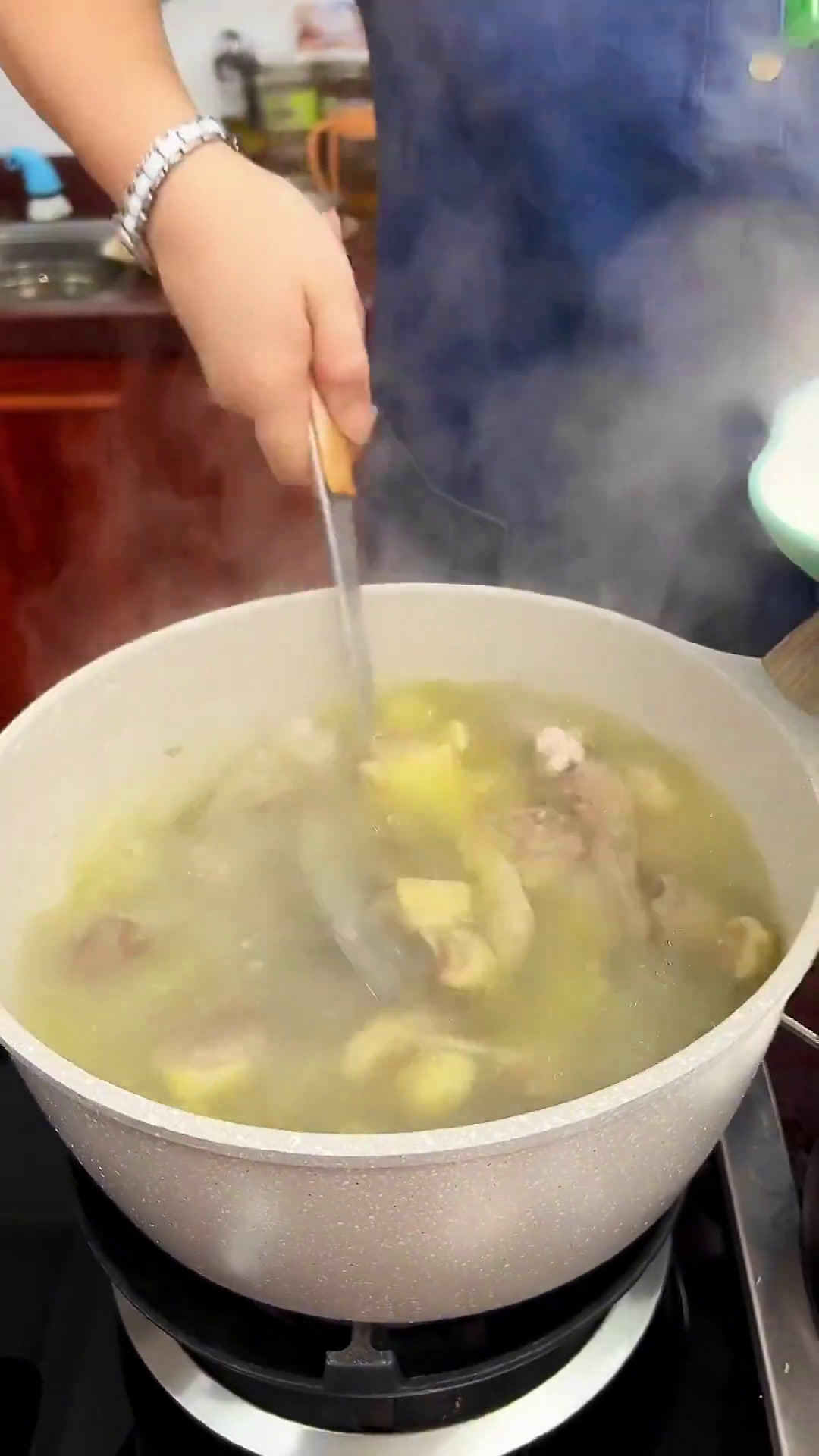 秋风天,不知道煲什么,可以试试这个《五指毛桃煲鸭汤》