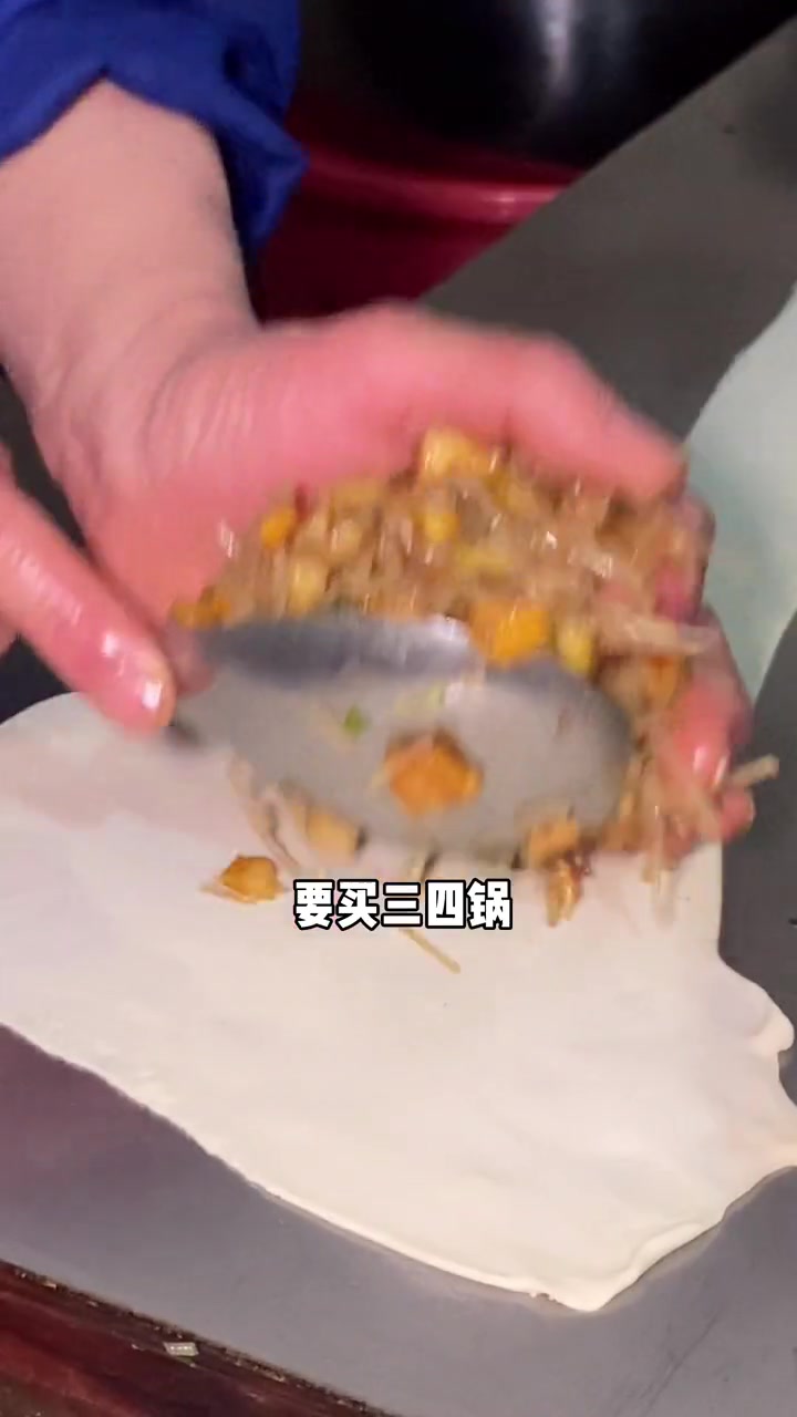 他就是西安最厚实的烤菜盒,馅料给的超足,一个就吃饱