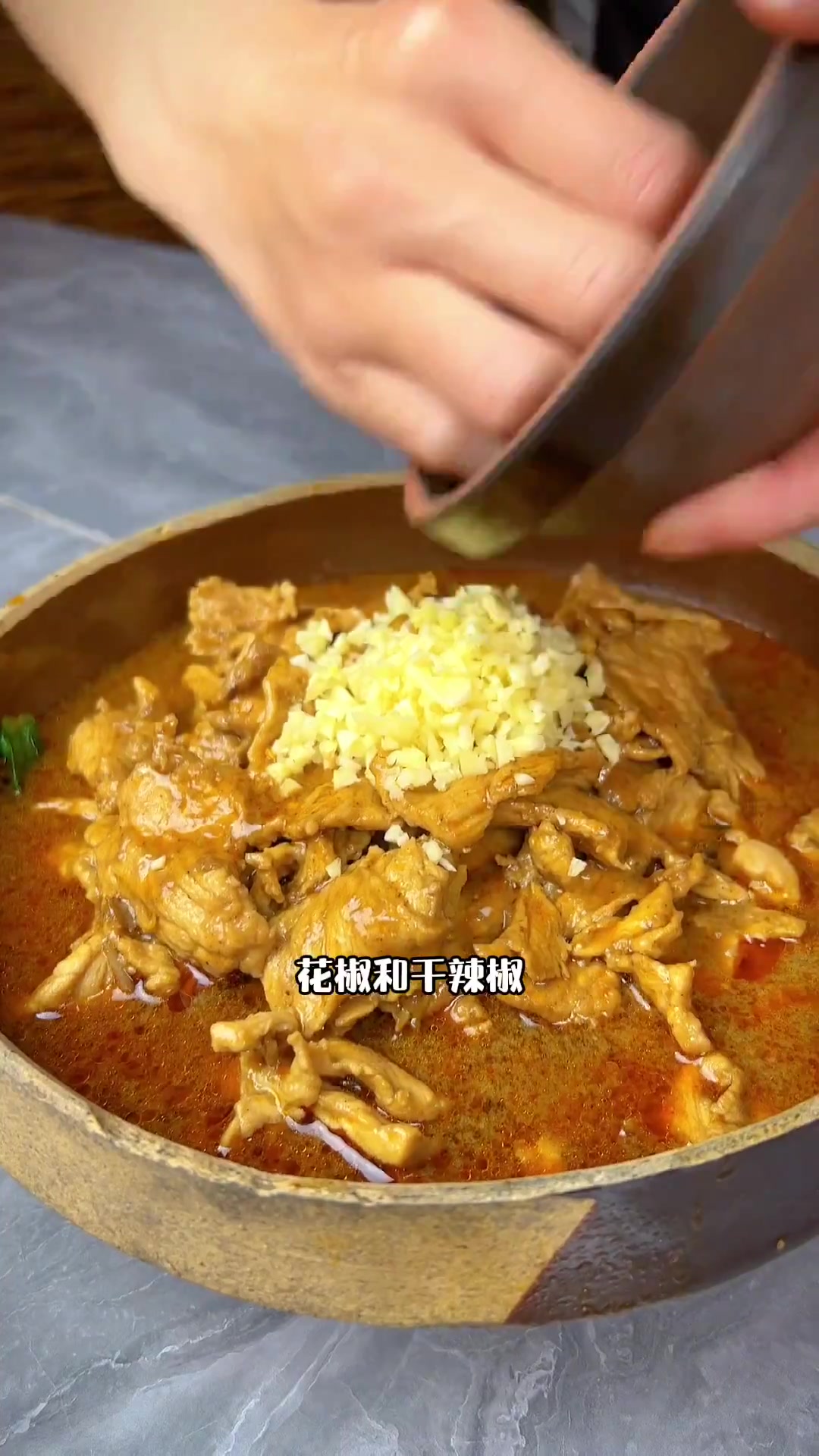 到菜园弄两棵油麦菜做个水煮肉片