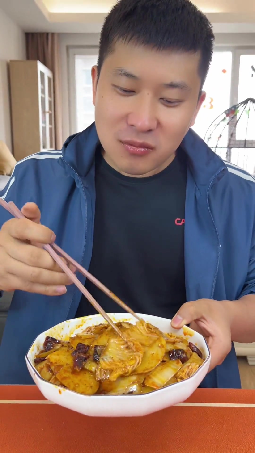 嘴馋了来一份酸辣白菜炒饺子皮,这大概就是陕西人碳水的快乐吧