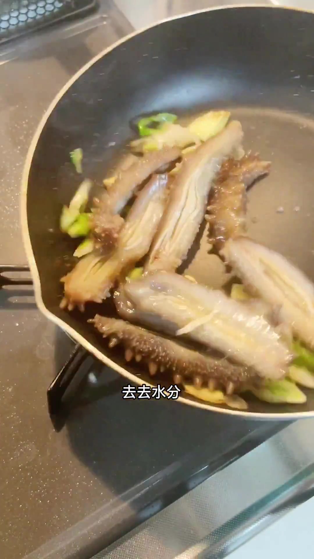 山东省的特色名菜葱烧海参加上榨菜,味道真的绝了!