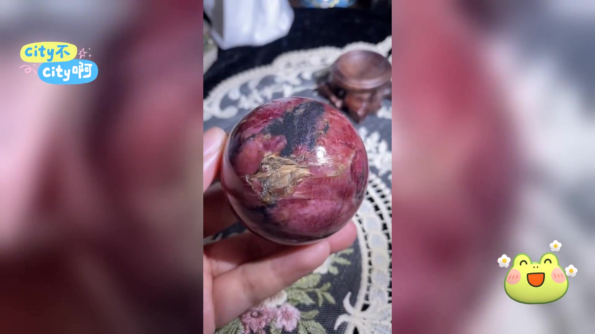 金丝玫瑰携蔷薇石球,翩然飞去
