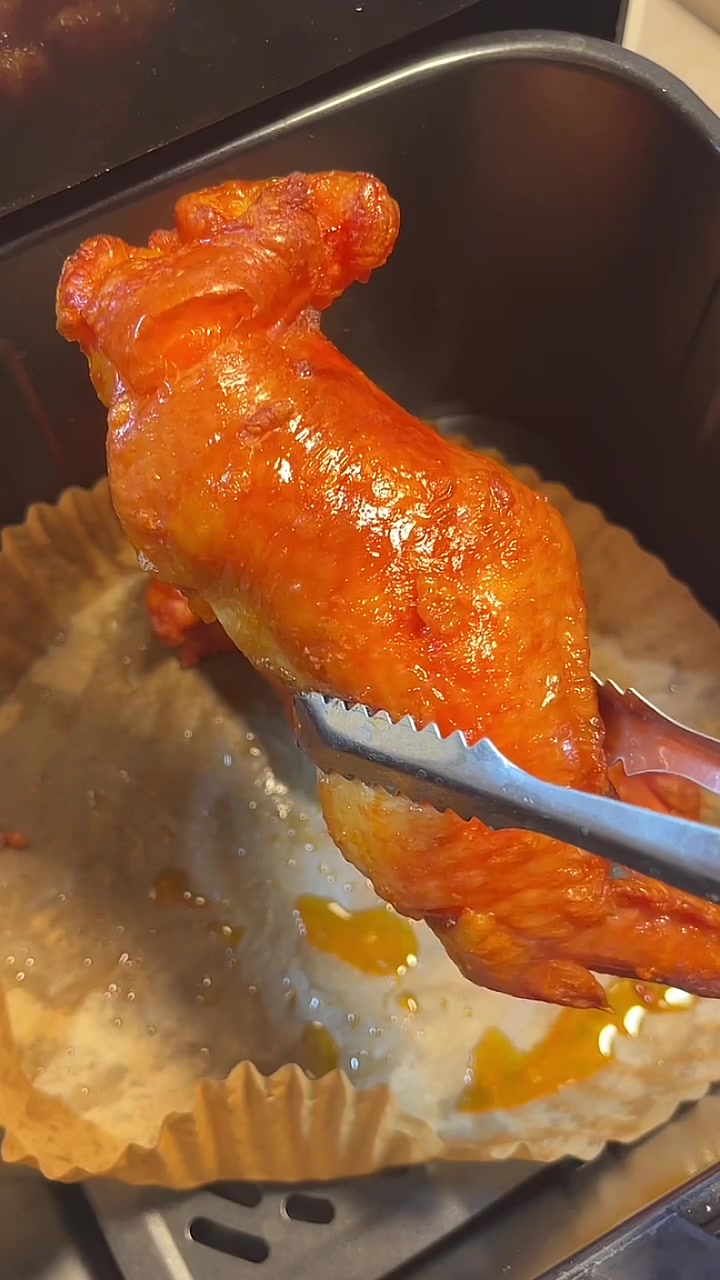 以后想吃 鸡翅包饭 不用排队去了,自己在家空气炸锅几分钟就搞定!简单又好吃!