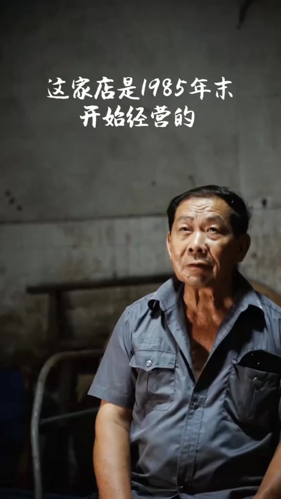 在 一道创于80年代的生鱼片炒河粉