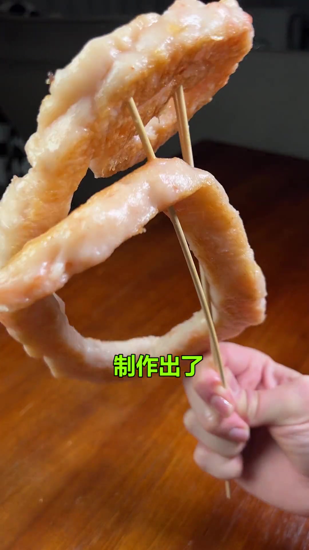 靓仔把虾滑做到一米多长!没想到还有这种吃法吧