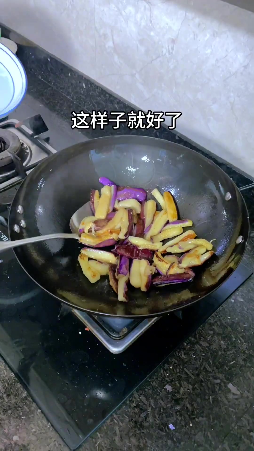 茄子焖豆角,既家常,又下饭,这样做既不用油炸,也是非常香!