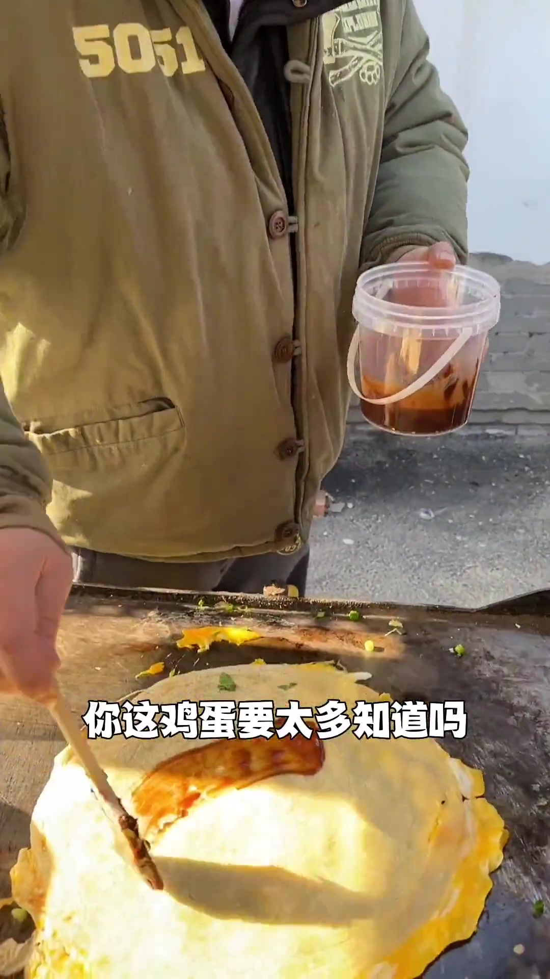 今天去宝哥开的煎饼摊尝尝鲜!这神奇小吃车可太神奇了