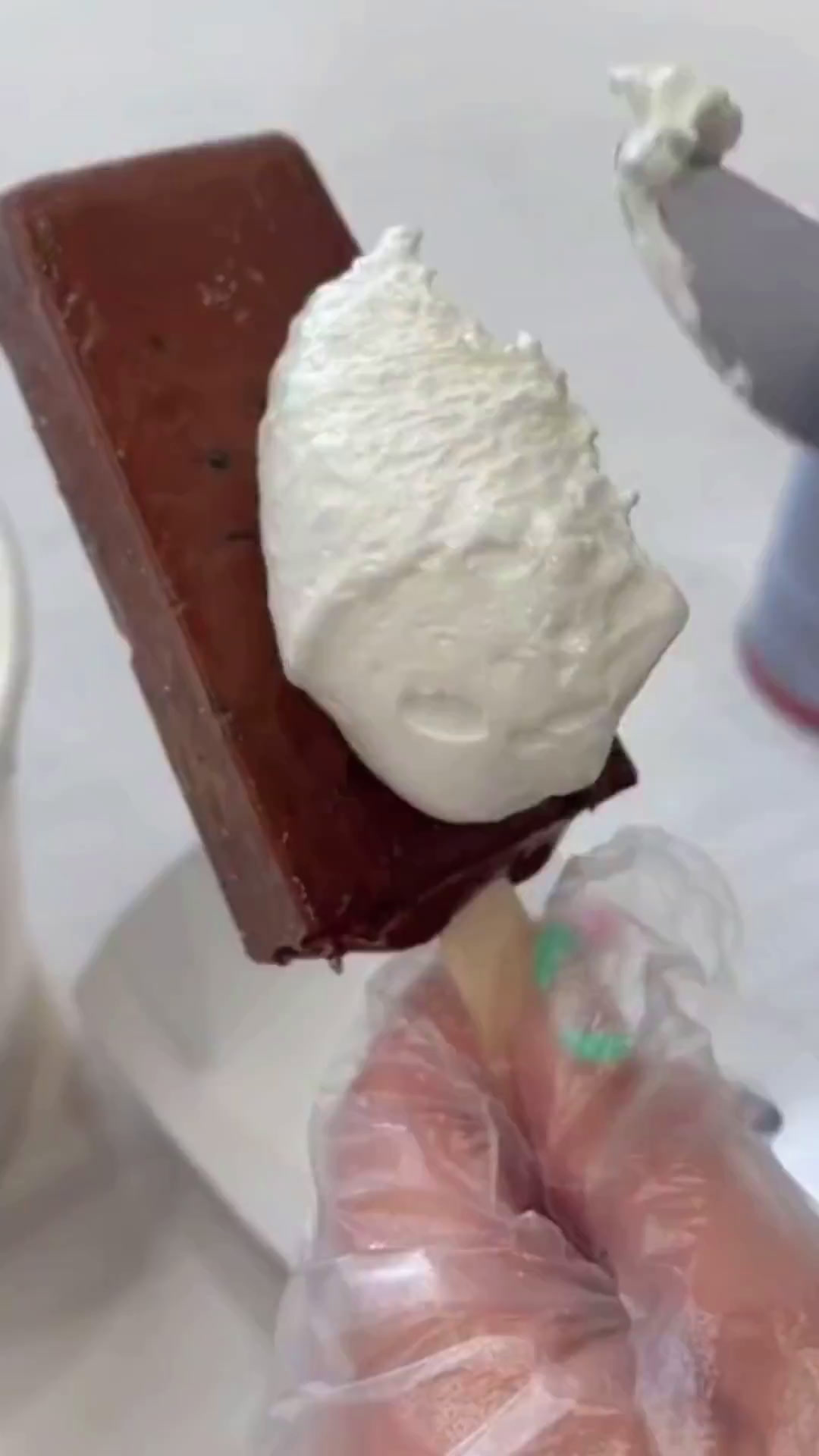 棒冰裹上棉花糖、蛋卷、巧克力和彩针