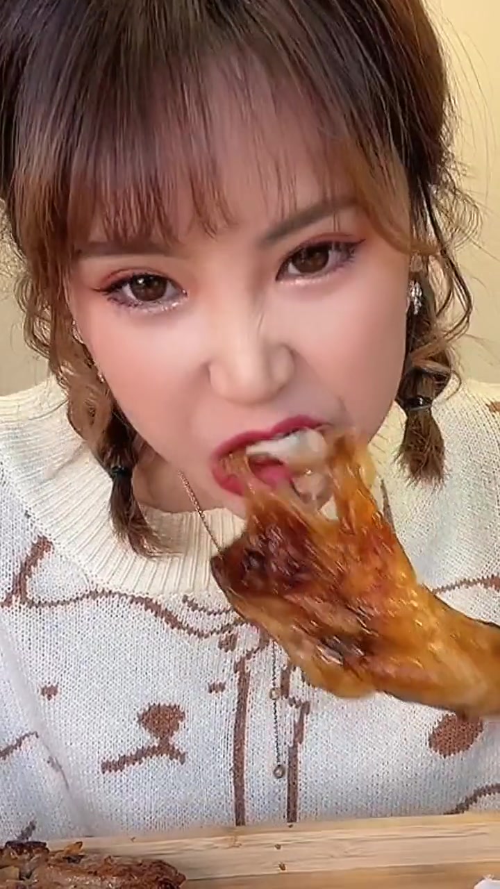 最近能啃鸡腿了!嘎嘎香～