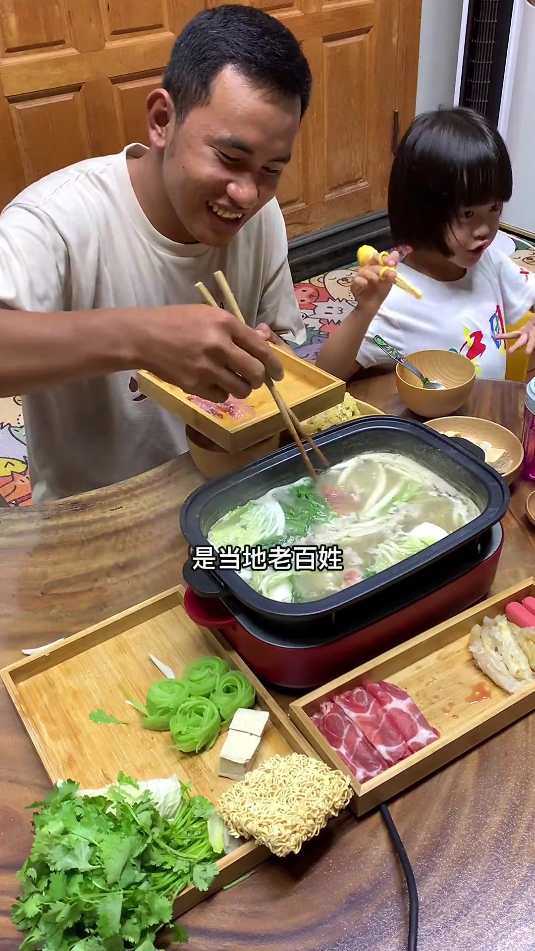 巴沙鱼火锅,吃完去看大皮影戏