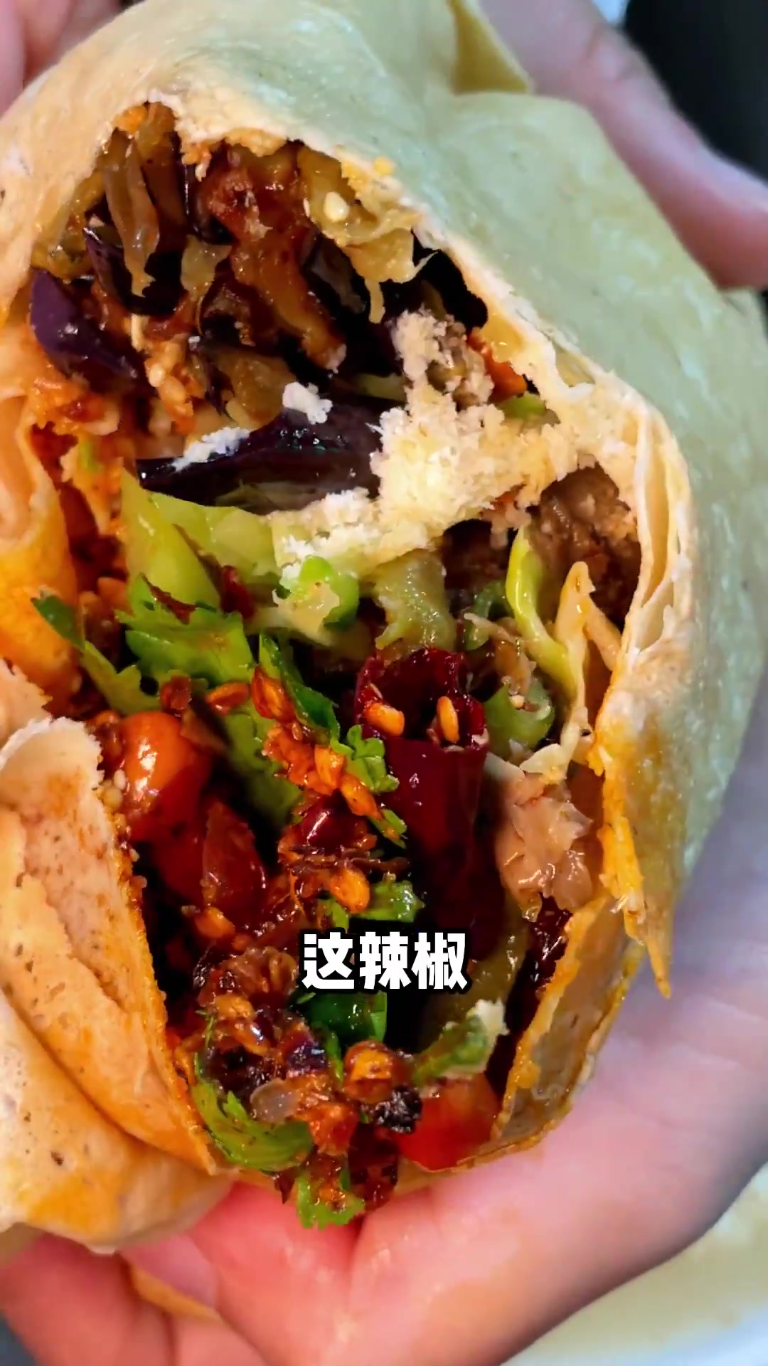 临沂4块钱30多种菜的自助卷煎饼,嘎嘎香!