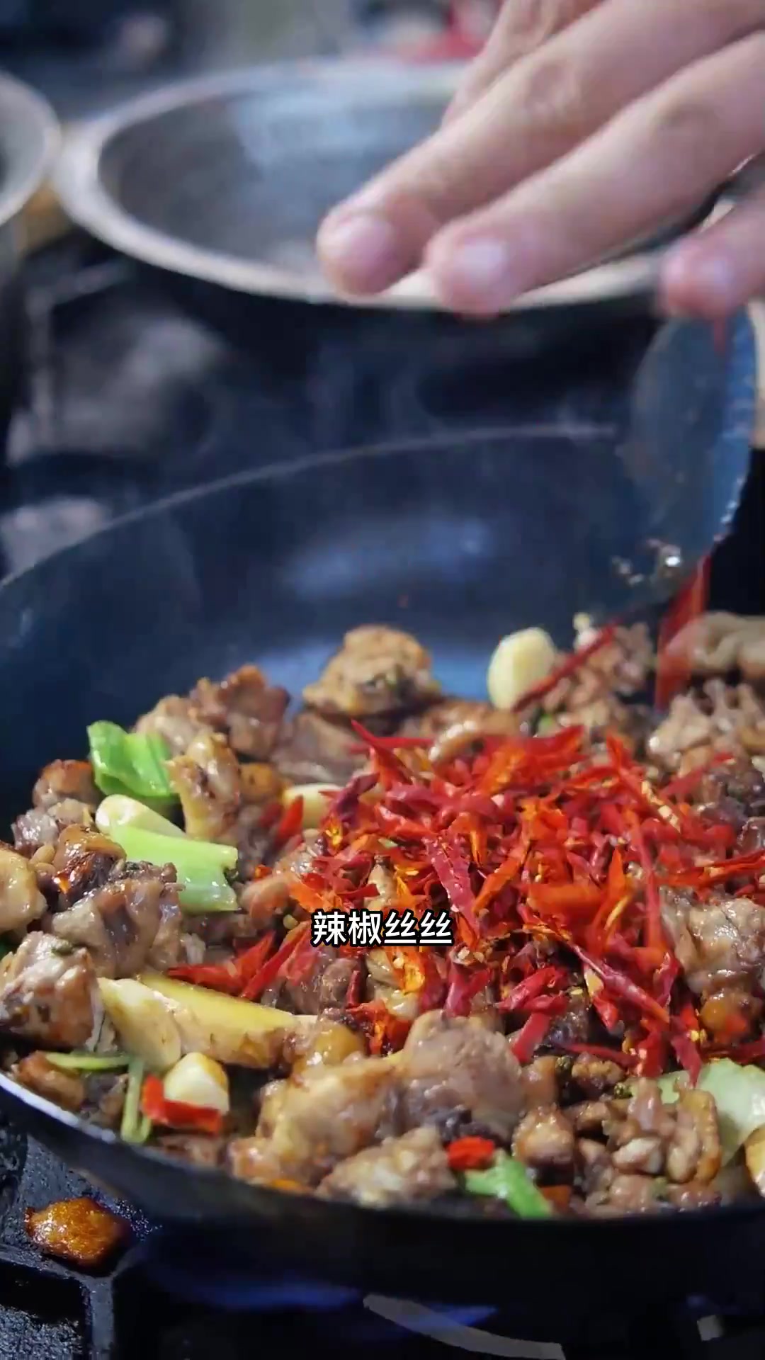 尖椒炒个小公鸡,其实用螺丝椒炒更好吃,你试试