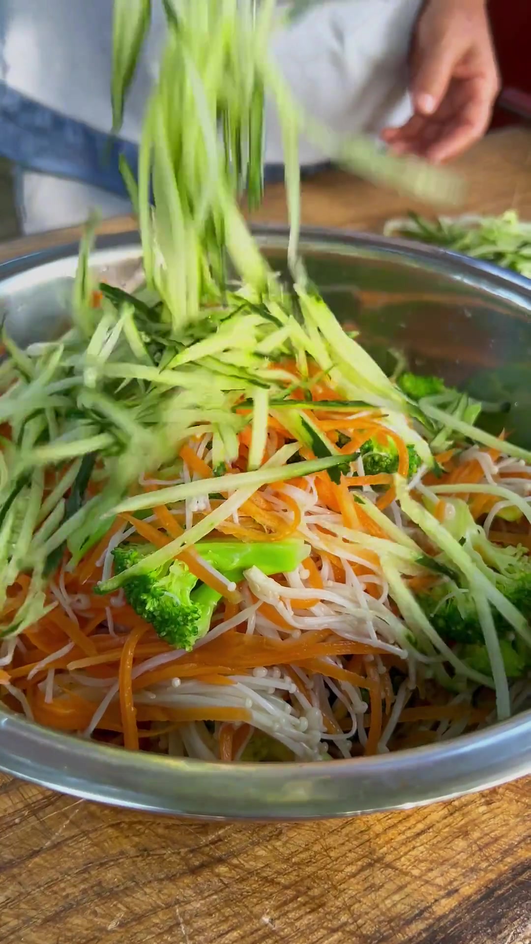 山西老传统 小米稠粥,柔软劲道,香味浓郁,蘸上凉菜可香了山西美食文化