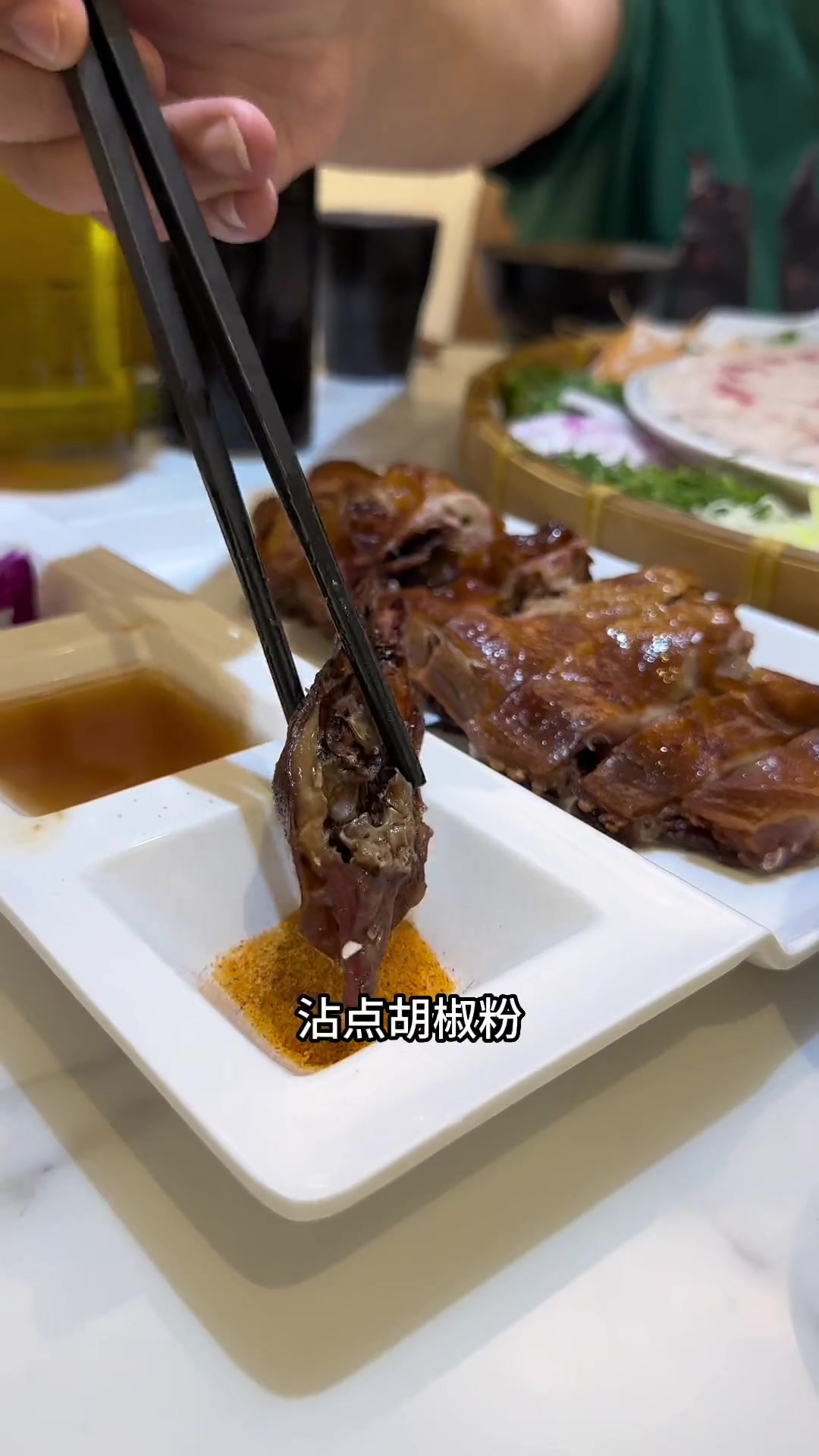 广西的黑暗料理横县鱼生,赤眼鱼肉质鲜美,配上16种配菜吃绝了