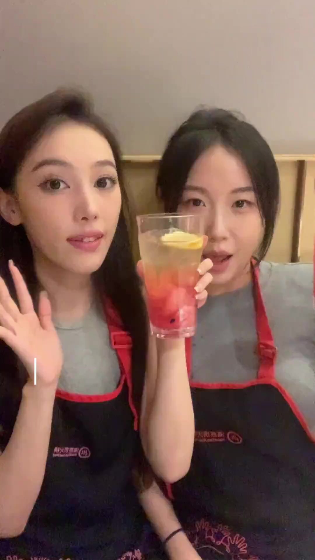 闺蜜在海底捞给我做了一桌饭!一定要试试这样吃!