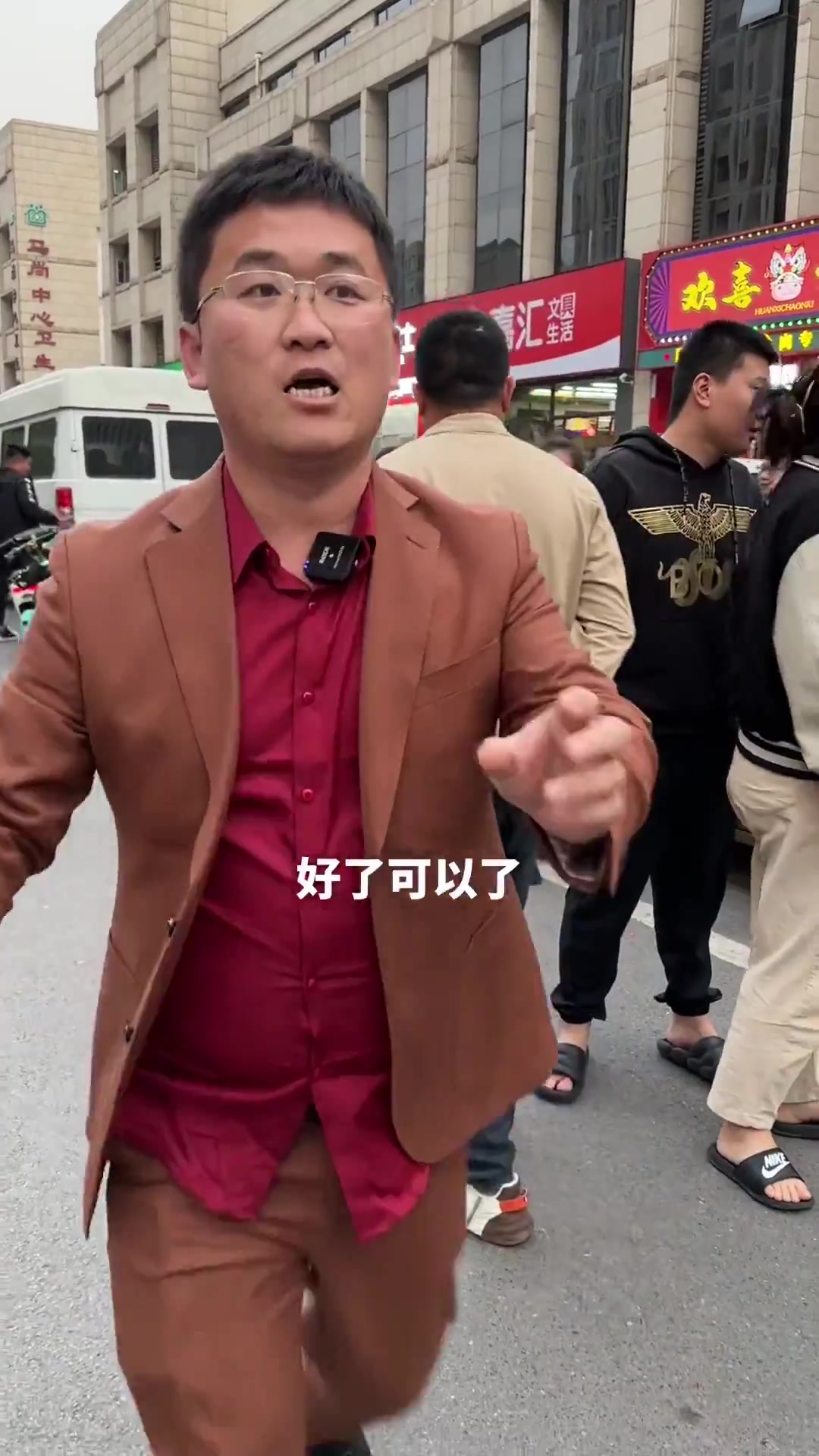 在淄博吃烧烤,排多长的队伍。这个视频告诉你,排队有多长