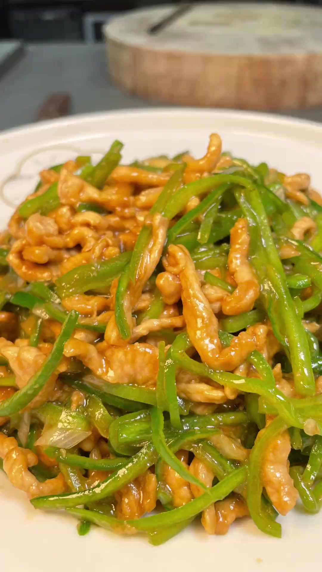 这么做肉丝尖椒,肉丝滑嫩入味,好吃下饭