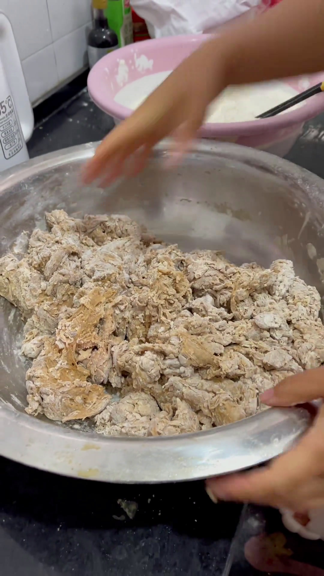 四个神兽都在家面下的就是快,一袋面吃完了,今天用仅有的一点面,给孩们蒸红糖枣馍 未完待续嚯