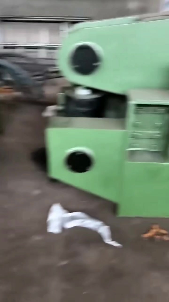 华宏200吨鳄鱼剪自重7吨