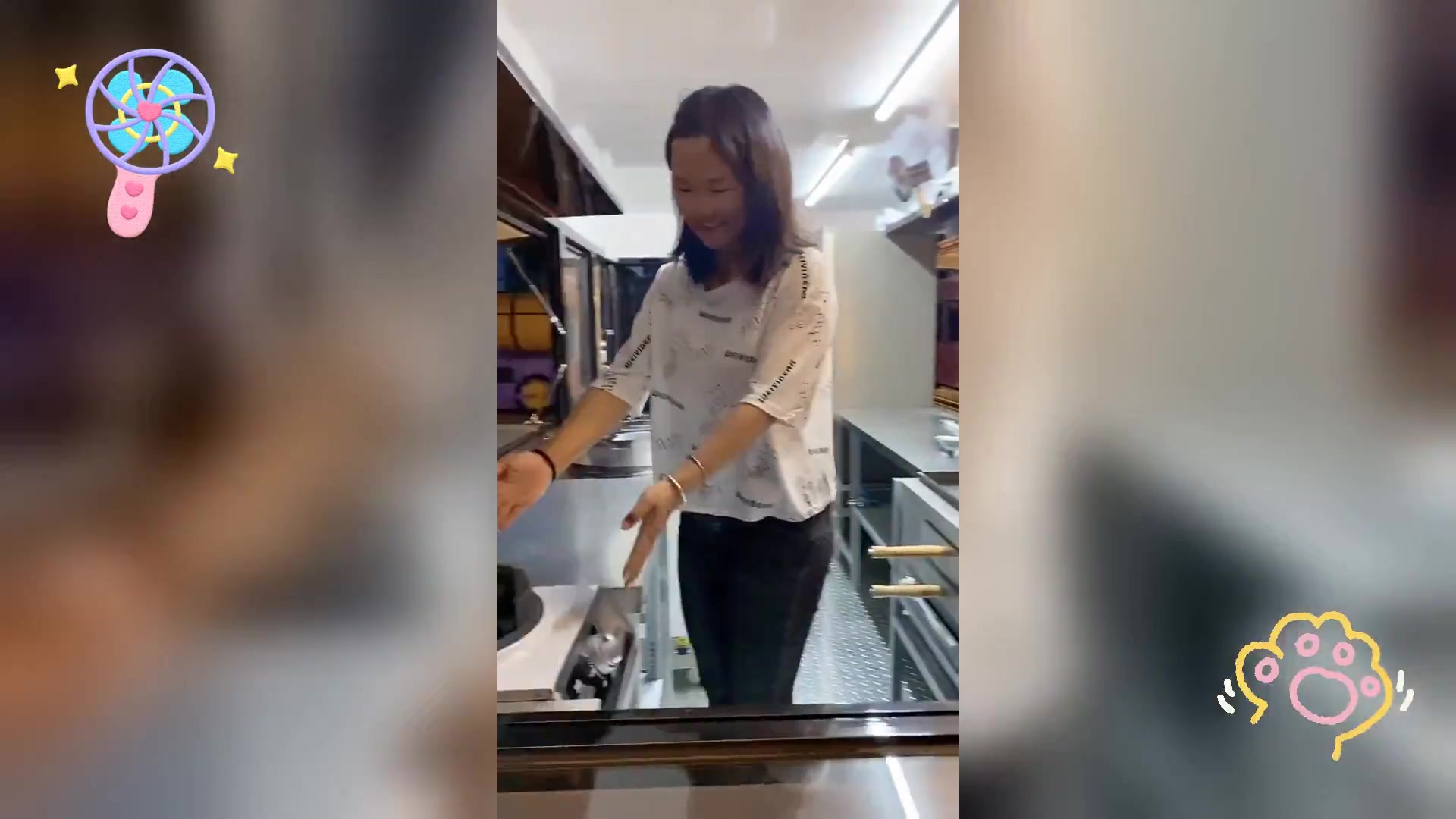 水煎包、烤冷面、手抓饼,街头美食小车火爆热卖