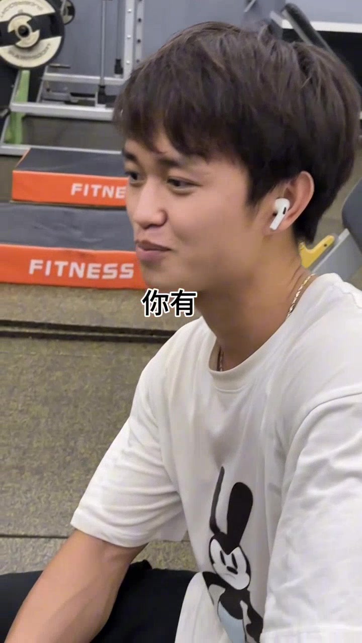 和 100 个肌肉男合影