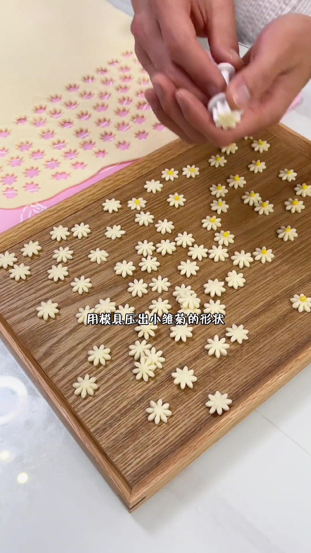 答应大家的小雏菊馒头教程来了～家里有菠菜和南瓜就可以做