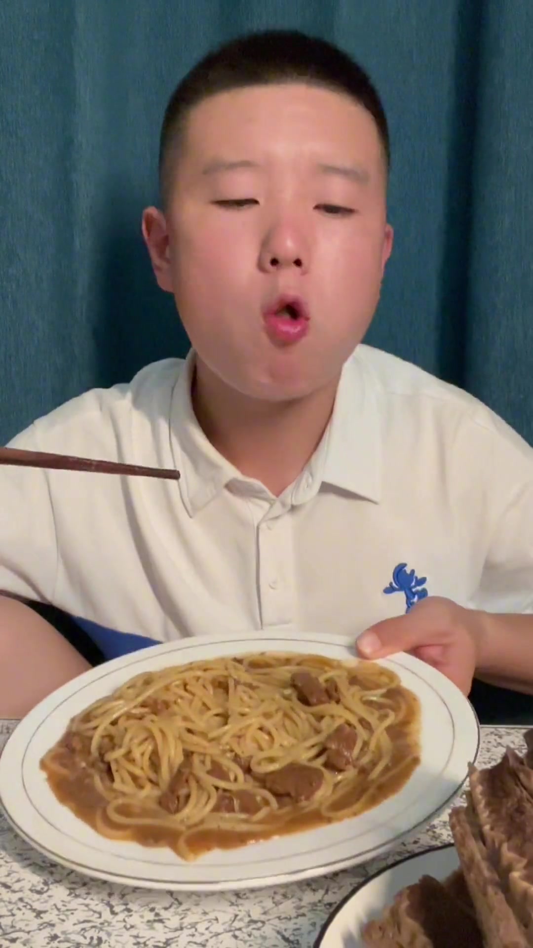 最近一到晚上怎么就饿呢?今天吃个意面配羊排