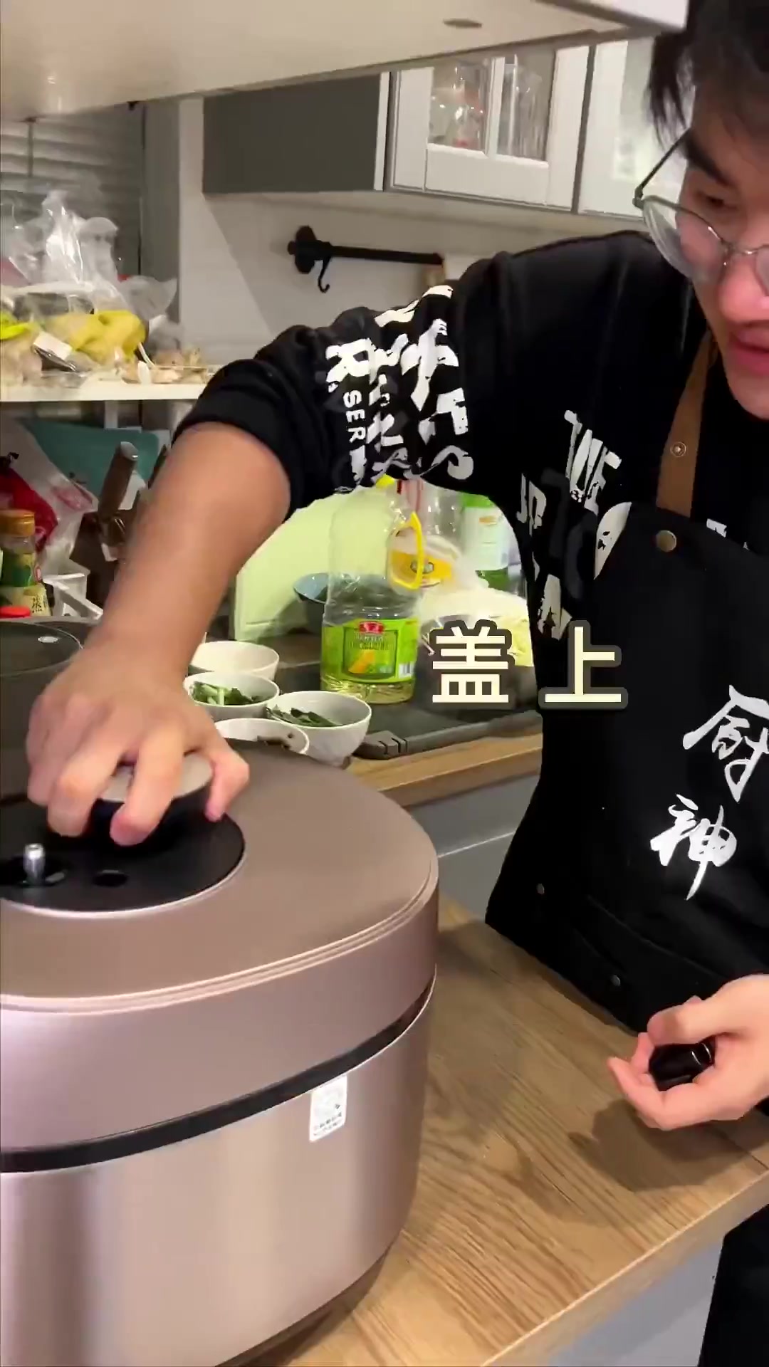在家做嘎嘎好吃的辣卤鸭掌 人均才几块钱 就可以吃到爽
