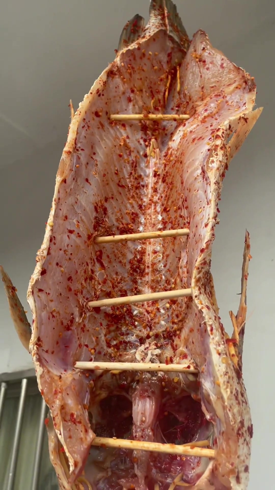 腊鱼的腌制方法,10斤鱼肉5两盐,腌制3天晾晒10天