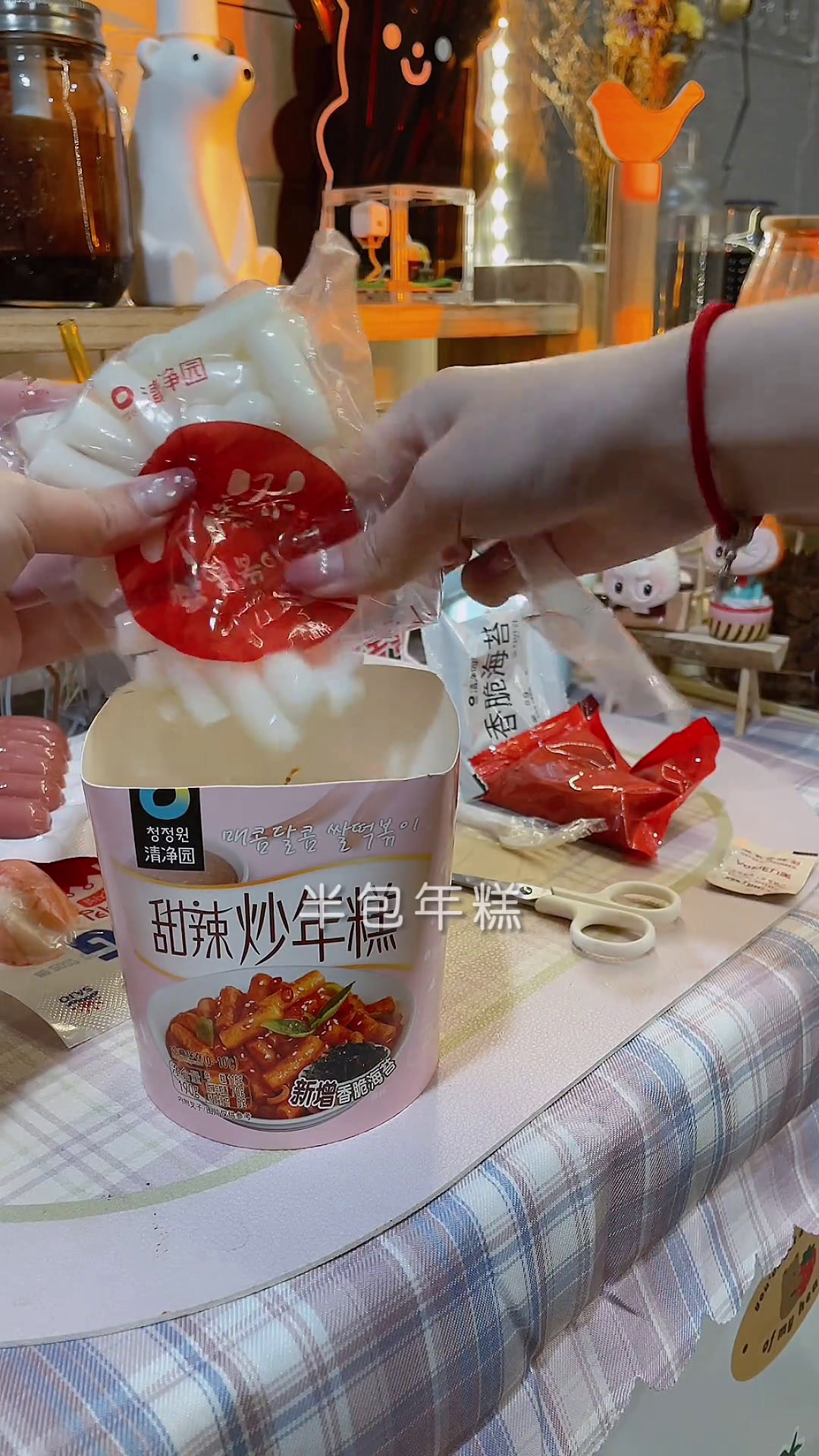 终于吃到了传说中的便利店之神马克定食!谁能拒绝夜晚的泡面呢