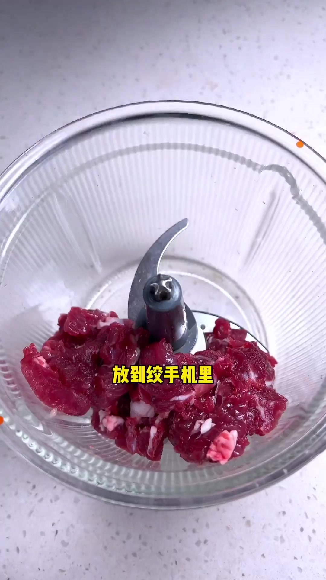 很多人都喜欢在家吃火锅,试试这样做的手打牛肉丸