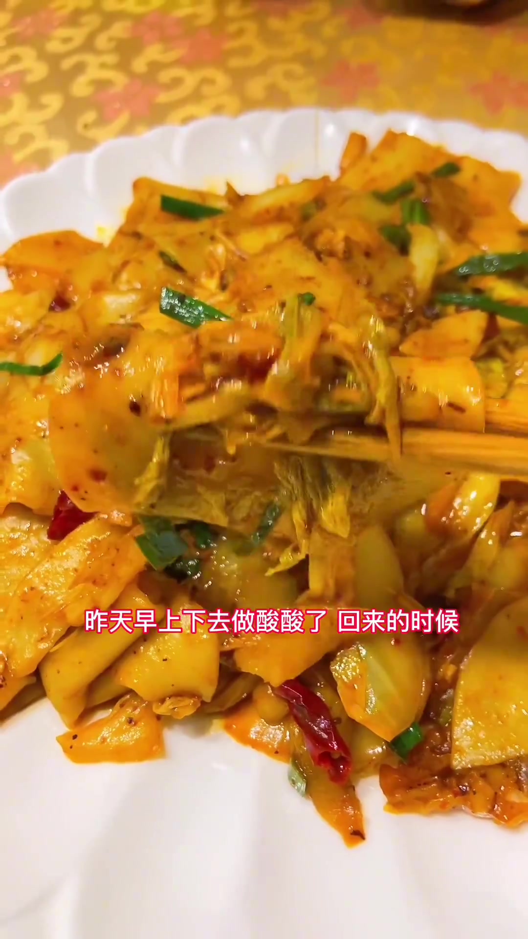 辣爆白菜炒饺子皮,酸辣爽口,好吃到爆